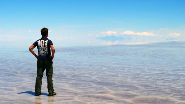 stand-in-awe-at-the-salt-flats-in-bolivia